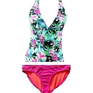 Athleta Floral HalterTankini
Swim Top and Pink Bikini bottom
Set Size Large